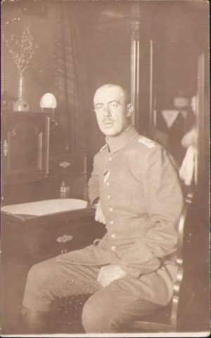 Militar german cu panglică Crucea de Fier