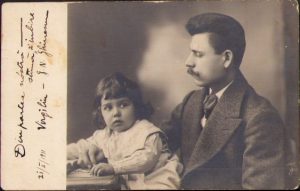 Fruntașul socialist G. N. Ghinescu (cu nota sa olografă) cu fiul, 1911, studio Oppelt, București