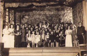 Copii jucând într-o piesă de teatru, România interbelică