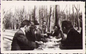 Ministrul în funcție al Agriculturii, Domeniilor și Cooperației, Gheorghe Ionescu-Sisești (cu pălărie, privind spre fotograf) și profesorul Victor Ghimpu (primul din stânga), ambii membri ai Academiei Române, fotografiați la Snagov în anul 1938