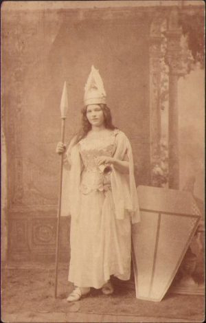 Tânără costumată în valkyrie, perioada antebelică