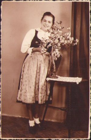 Femeie în port popular maghiar, 1942