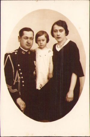 Ofițer român cu insigna Școlii de Război, studio Zalevski, Brăila, 1933