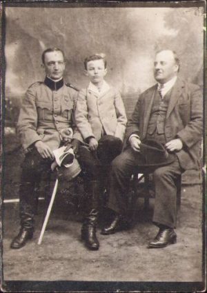 Căpitan român cu sabie și Crucea comemorativă a războiului 1916-1918 cu trei barete