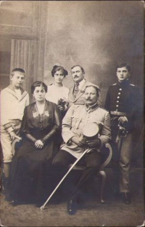 Maior român cu sabie în ținută de ceremonie model 1916 și elev militar cu sabie