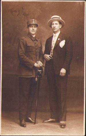 Pictorul Timotei Goția și ofițer român cu sabie, 1926, studio Julietta