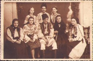 Tineri în port popular românesc, 1939