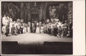 Copii jucând într-o piesă de teatru, România interbelică