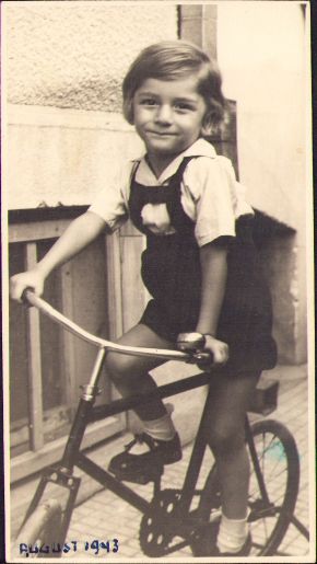 Fetiță cu bicicletă România, 1943