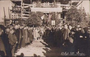 Credincioși și preoți ortodocși români la biserica Sfântul Gheorghe din Gheorghieni, județul Harghita, probabil în timpul unei slujbe, în vreme ce biserica se afla în construcție, 1929
