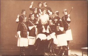 Fotografie studio I Czecz, Biserica Albă, azi în Serbia, nota de mână de pe spate identifică personajul din mijloc ca fiind Hilda Merkl