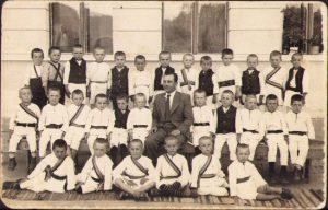 Elevii școlii din satul Gura Râului, județul Sibiu, cu învățătorul D. Jurca, 1948