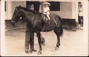 Copil pe cal și jandarmi români, studio Popa