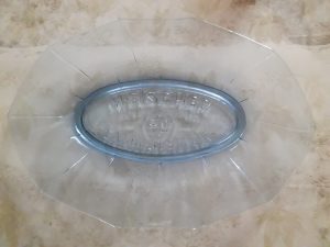 Platou din sticlă de culoare albastru deschis cu inscripția "M. Fischer Arad-Brașov sticlarie porcelain 1907 1937 30 Cadou-Jubiliar"