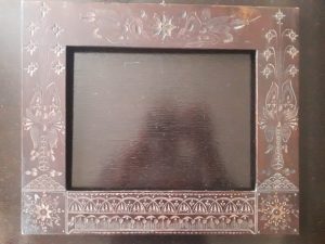 Ramă din lemn cu model sculptat, cu agățatoare din metal pentru perete