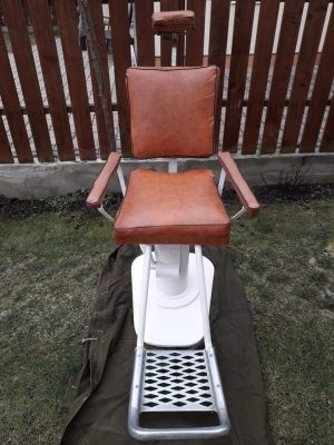 Scaun vechi de frizerie, funcțional, complet