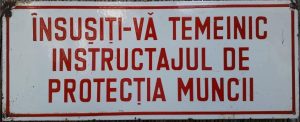 Tablă emailată protecția muncii - Însușiți-vă temeinic instructajul de protecția muncii - România comunistă