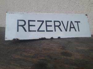 Tablă emailată pe ambele părți, cu același text - Rezervat - România comunistă
