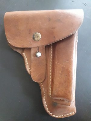 Toc pentru pistol cehoslovac vz 27, calibru 7,65 mm, folosit de armata germană în Al Doilea Război Mondial sub numele de P-27 (t), fabricat special pentru armata germană între 1939-1945, cu marcaje germane. Are ștanță cu seria RBNr 0/1272/0002, care corespunde fabricantului A. Jelinek & Sohn din Gross-Meseritsch.