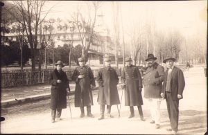 Maior dr Constantin Stamatiu, colonel Gheorghe Păunescu (Regimentul 4 Dorobanți Argeș) și viitorul general de brigadă dr. Nicolae Igna (Alba Iulia) la Călimănești, 1928, studio Marele Institut Foto-Regal M Pandelescu, Râmnicu Vâlcea