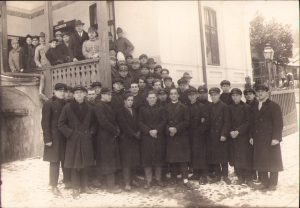 Recrutarea seminariștilor contingent 1929 la Curtea de Argeș, fotografiați în fața primăriei, comisia de recrutare formată din maior dr Constantin Stamatiu, colonel Gheorghe Păunescu (Regimentul 4 Dorobanți Argeș) și viitorul general de brigadă dr Nicolae Igna (Alba Iulia), studio Foto-Regal M Pandelescu, Râmnicu Vâlcea