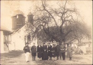 Maior dr Constantin Stamatiu, colonel Gheorghe Păunescu (Regimentul 4 Dorobanți Argeș), viitorul general de brigadă dr Nicolae Igna (Alba Iulia) și o călugăriță la o mănăstire în zona Vâlcea, studio M Pandelescu, Foto-Regal, Râmnicu Vâlcea