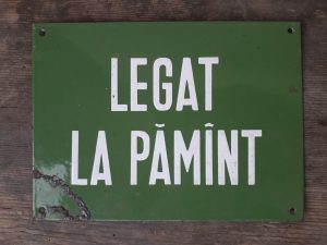 Tablă emailată Legat la pămînt, perioada comunistă