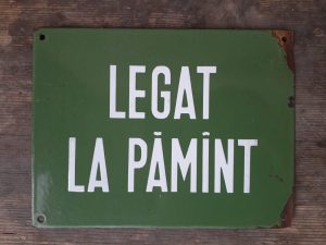 Tablă emailată Legat la pămînt, perioada comunistă