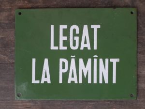 Tablă emailată Legat la pămînt, perioada comunistă