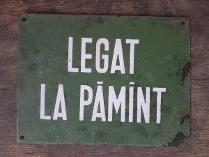 Tablă emailată Legat la pămînt, perioada comunistă
