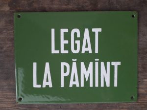 Tablă emailată Legat la pămînt, perioada comunistă