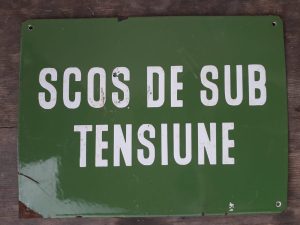 Tablă emailată Scos de sub tensiune, perioada comunistă