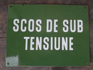 Tablă emailată Scos de sub tensiune, perioada comunistă