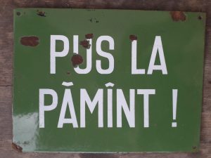 Tablă emailată Pus la pămînt!, perioada comunistă
