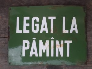 Tablă emailată Legat la pămînt, perioada comunistă