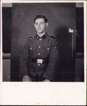 SS-mann pozează pentru Soldbuch, Al Doilea Război Mondial