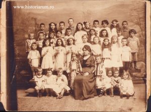 Fotografie România antebelică, copii cu învățătoare
