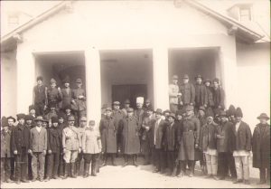 Recrutare la Stolnici, județul Argeș, 1928, cu ofițerii comisiei de recrutare, maior dr Constantin Stamatiu, colonel Gheorghe Păunescu și căpitan dr Nicolae Igna