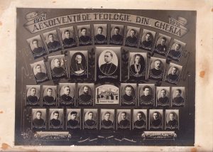Absolvenții de Teologie (greco-catolică) din Gherla, 1928, cu profesorii lor: episcop Iuliu Hossu, Octavian Domide, George Bob, George Vidican, Alexandru Ciplea, Dumitru Manu, Grigore Strâmbu, Titus Mălai