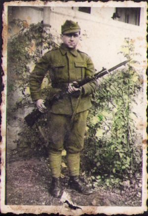 Militar român cu pușcă ZB cu baionetă, perioada regalității, fotografie colorizată