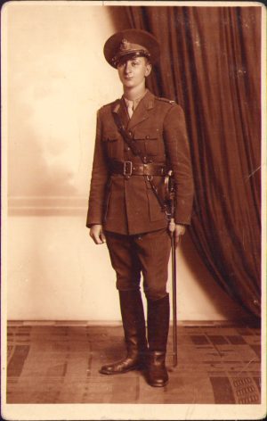 Ofițer român cu sabie, 1943, studio Nicolae Țațu, București.