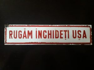 Tablă emailată Rugăm închideți ușa, perioada comunistă