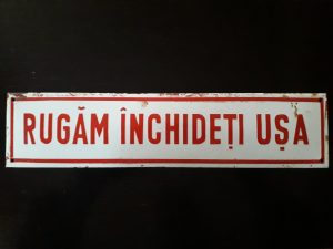 Tablă emailată Rugăm închideți ușa, perioada comunistă