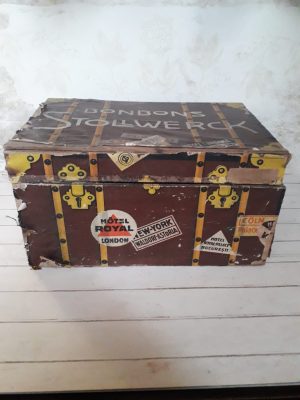 Cutie românească de caramele de lapte Stollwerck, din lemn, perioada interbelică
