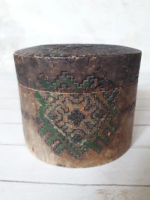 Cutie rotundă din lemn cu model neoromânesc, perioada interbelică