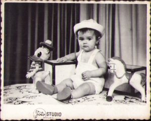 Copil cu jucării, perioada comunistă, România, Foto Studio Bocșa I.