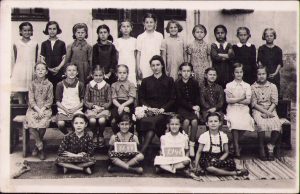 Eleve cu învățătoarea lor, 1942, studio Popa, Arad