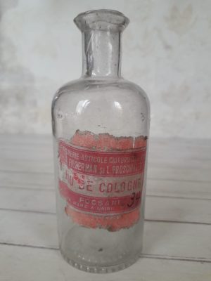 Sticluță interbelică cu etichetă Eau de Cologne Parfumerie Articole chirurgicale etc. L. A. Filderman și L. Proschinger Focșani