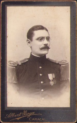Ofițer român în uniformă model 1895, decorat cu Coroana României și Medalia Jubiliară 1906, Regimentul II Romanați nr. 19, studio Albert Boga, Caracal