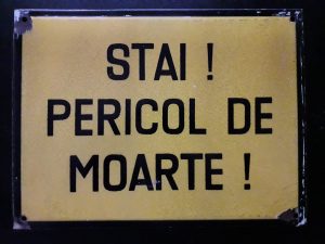 Tablă emailată Stai! Pericol de moarte!
